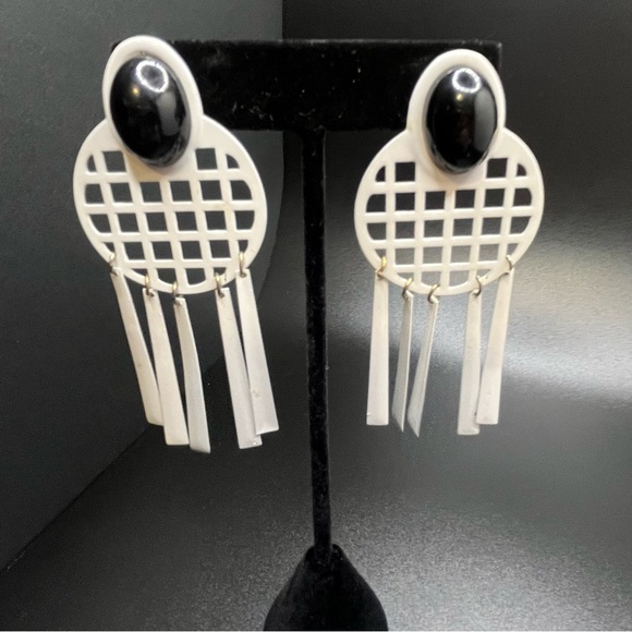 Y2K vintage dangle earrings. White with black cabachon faux onyx stone. - Picture 6 of 6
